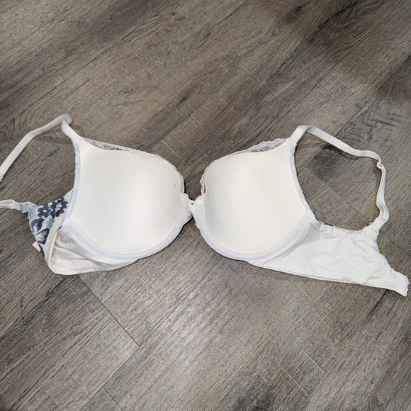 Victoria’s Secret 32D Push-Up Lace Bra - Picture 2 of 4